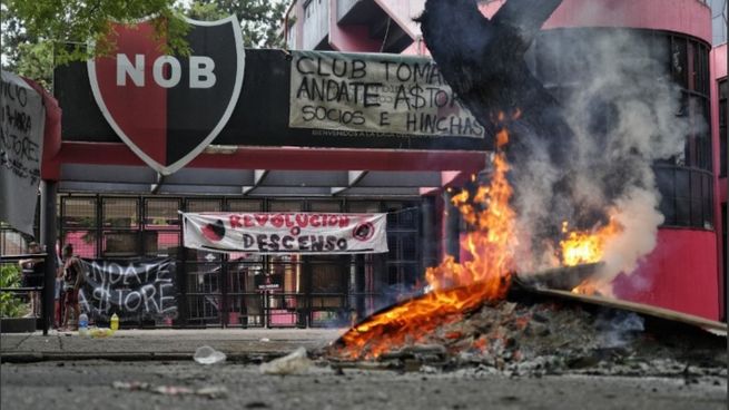 Hinchas de Newells tomaron el club y pidieron la renuncia del presidente. (Alan Monzón/Rosario 3)