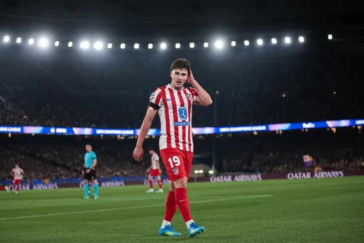 Barcelona fue sancionado con una multa de u$s670, por los contactos que mantuvo con el representante de Julián Álvarez cuando todavía tenía contrato vigente con Atlético de Madrid.