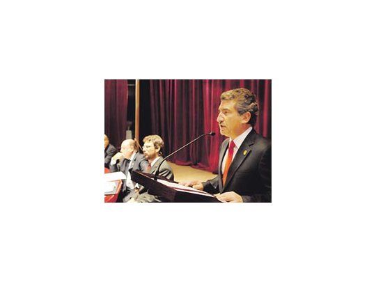 Con la Asamblea Legislativa como telón de fondo, el gobernador Urribarri le puso un techo a las pretensiones salariales de los gremios.
