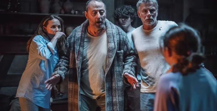 Netflix launches a movie where an old game comes alive and transforms a family night into a fight against supernatural creatures. Netflix launches a movie where an old game comes alive and transforms a family night into a fight against supernatural creatures.