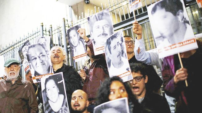 RECLAMO. Manifestantes sostienen fotografías de periodistas mexicanos asesinados reclamando justicia.
