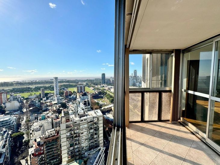 Vistas magnificas desde los departamentos hacia la cancha de polo de Palermo y el Río Vistas magnificas desde los departamentos hacia la cancha de polo de Palermo y el Río