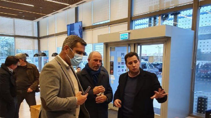 Durante su visita a la Argentina, el dirigente espa&ntilde;ol recorri&oacute; y conoci&oacute; c&oacute;mo operan las tiendas Full de YPF. Se fue sorprendido.&nbsp;