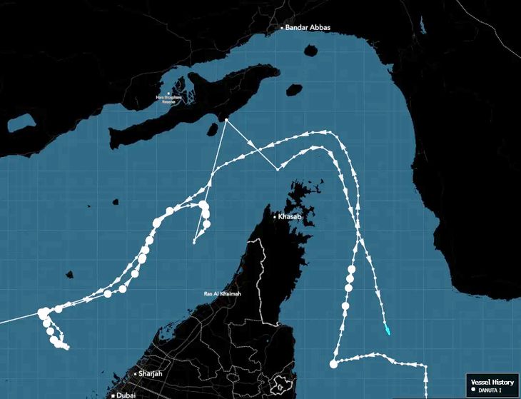 El Danuta I fue de los primeros integrantes de la flota oscura en atravesar el estrecho de Ormuz. Desde entonces el flujo no ha cesado. El Danuta I fue de los primeros integrantes de la flota oscura en atravesar el estrecho de Ormuz. Desde entonces el flujo no ha cesado.