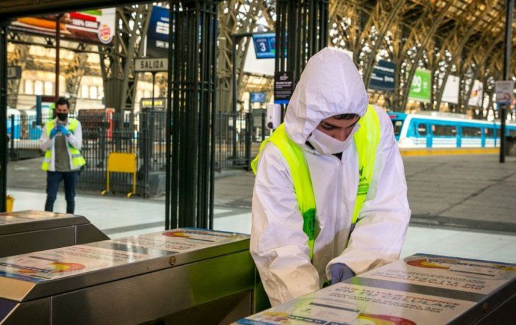 Se despliegan efectivos en las 256 estaciones de las 7 líneas ferroviarias que atraviesan el AMBA (Ferrocarril Mitre; Sarmiento; Roca; Urquiza; Belgrano Norte; Belgrano Sur y San Martín).