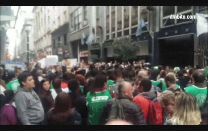 Locura en Mendoza: apedrearon el micro de Boca e hirieron al conductor