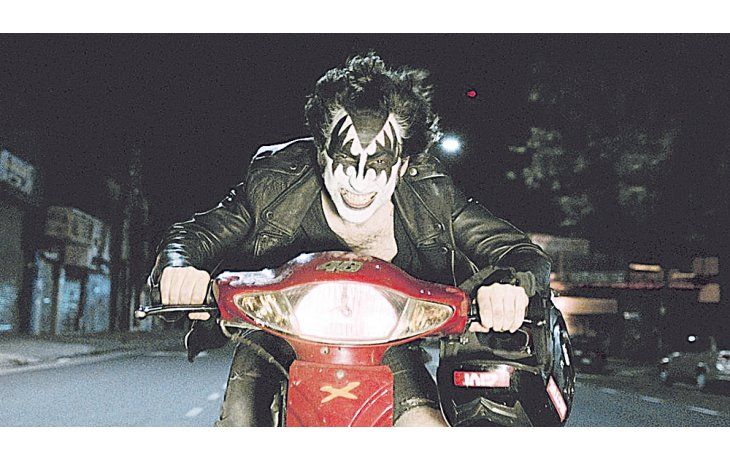 ámbito.com | Terror 5. Un émulo de Gene Simmons, de Kiss, recorre el terror a la argentina del film de los hermanos Rotstein.