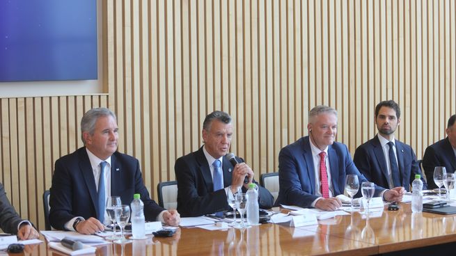 Mario Grinman junto a Mathias Cormann y autoridades de la CAC.