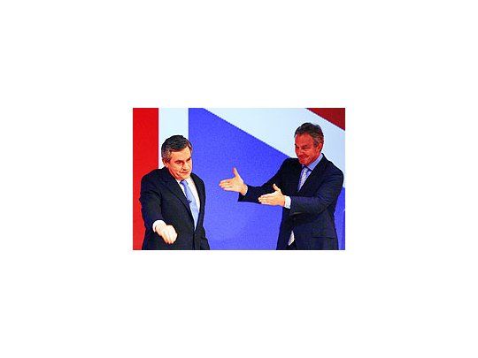 Tony Blair presenta a su sucesor, Gordon Brown, durante la reunión laborista de Manchester.«Cambio» es la palabra que más veces pronunció en su discurso el nuevo premier,aunque los analistas dejan esa aspiración a aspectos de política partidaria y, en lo que hacea la gestión, apuestan claramente por la continuidad.