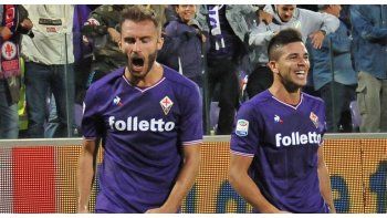 Pezella festeja su gol junto a Simeone (@acffiorentina).