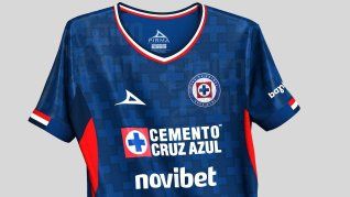 La nueva playera que Cruz Azul utilizaría para el próximo Torneo Apertura 2025. Tendrá nuevo sponsor. y cambia la tonalidad del color porun azul más oscuro y cruces sublimadas.