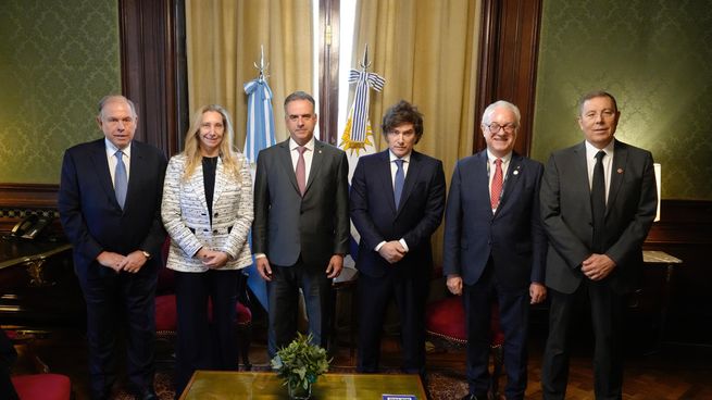 Gerardo Werthein, Karina Milei, Yamandú Orsi, Javier Milei, Mario Lubetkin y Gabriel Oddone.&nbsp;