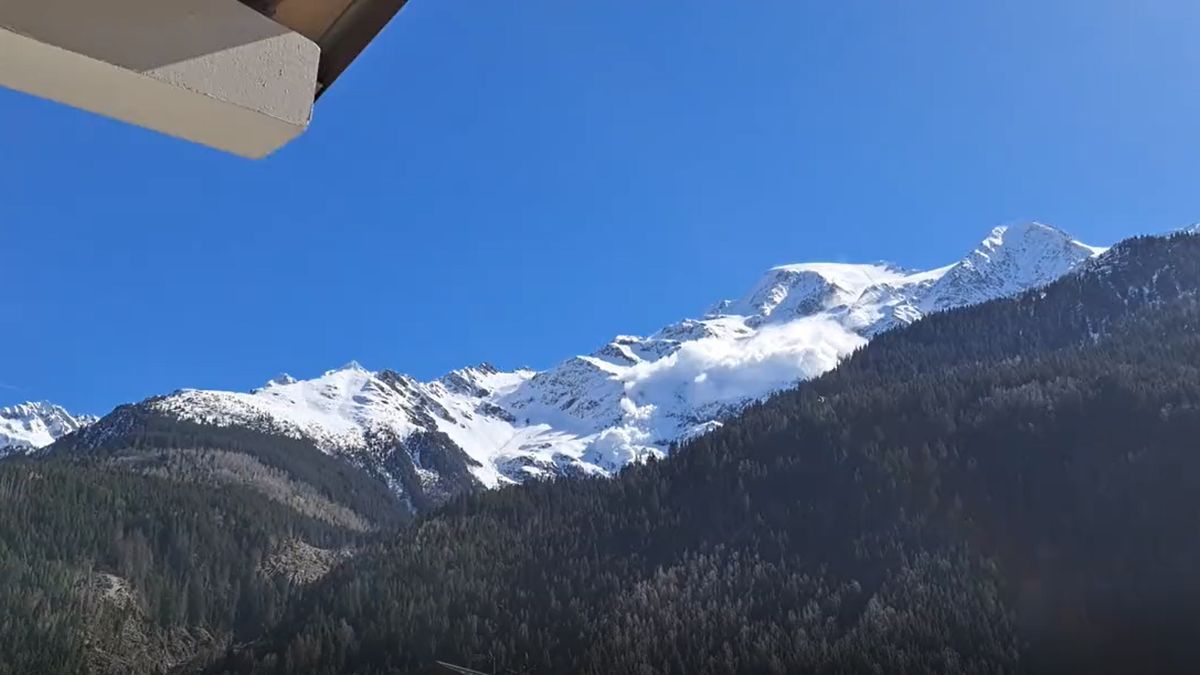 at least four dead in an avalanche in the Alps