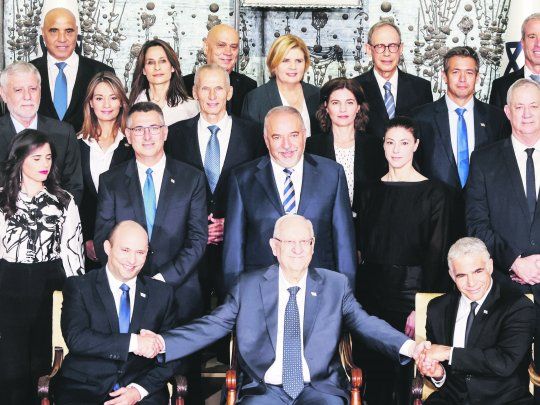 SOCIEDAD. El presidente saliente de Israel, Reuven Rivlin, que finaliza su mandato el mes que viene, recibió luego a Naftali Bennett y a Yair Lapid y el resto del gabinete en su residencia oficial de Jerusalén para la foto oficial del nuevo Gobierno.