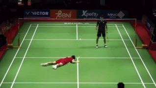 Un jugador chino de bádminton murió después de colapsar en la cancha