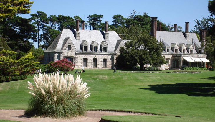 Marayui combina arquitectura clásica, cancha de golf y arboledas centenarias en un entorno exclusivo, elegido por quienes priorizan privacidad y estilo Marayui combina arquitectura clásica, cancha de golf y arboledas centenarias en un entorno exclusivo, elegido por quienes priorizan privacidad y estilo