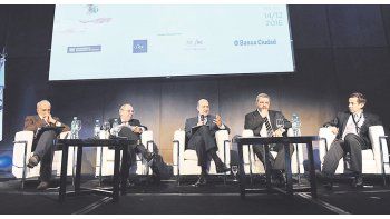 ámbito.com | Panel. Con Sturzenegger disertaron el economista brasileño André Lara Resende, el argentino Guillermo Calvo, el jefe del Banco Central de Uruguay, Mario Bergara, y el exlíder del Banco Central de Chile José de Gregorio.