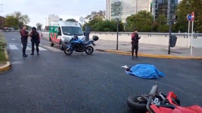 El motociclista chocó contra un colectivo de la línea 136.