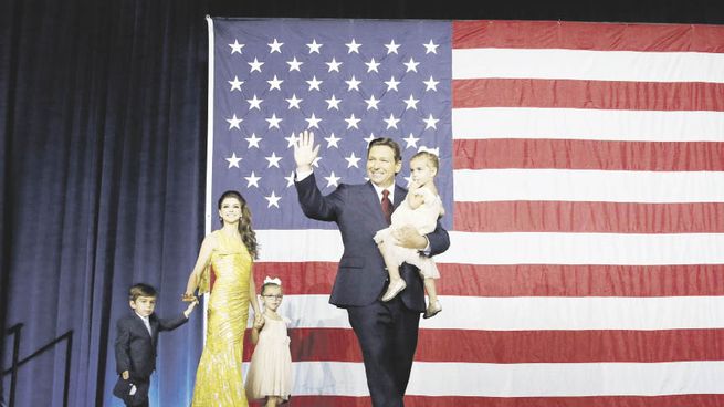 PROTAGONISTA. Ron DeSantis, el martes a la noche, en su momento de triunfo y rodeado de su esposa Casey y sus hijos. El referente ultraconservador es una de las figuras emergentes en la política estadounidense.