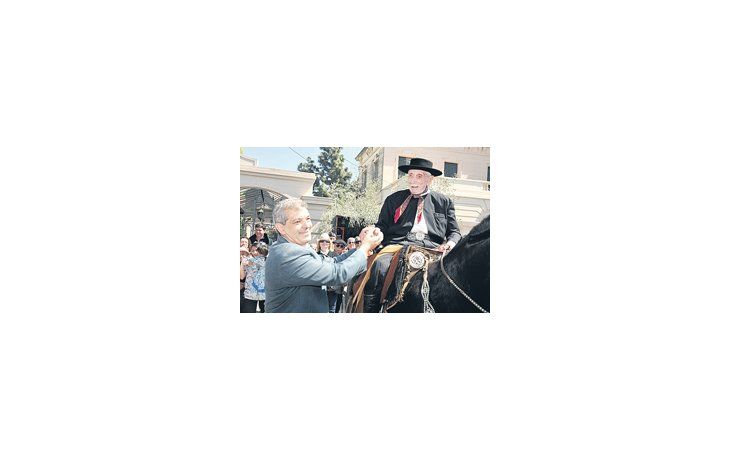 El ministro de Agricultura, Julián Domínguez, otorgó una distinción especial a Abel Figueron, un jinete de 99 años, el más viejo del país.