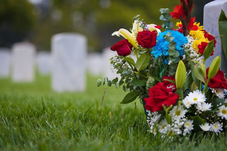 To access a discount for retirees in public cemeteries, you must be the owner of the grave to be renewed and receive a minimum income