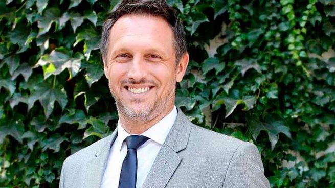 El periodista, conductor de televisión y locutor David Kavlin debió ser intervenido quirúrgicamente de urgencia luego de sufrir un infarto con paro cardíaco, según confirmaron fuentes periodísticas y testimonios en redes sociales.