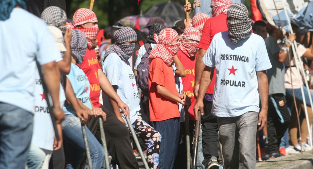 Manifestantes cortaron Av. 9 de Julio en reclamo por el pago de planes de trabajo (foto 2)