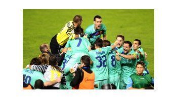 Los jugadores del Barsa de funden en un abrazo de gloria