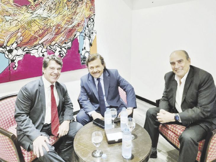 Luego de que Javier Milei ganara el balotaje, Gustavo Sáenz se reunió con el futuro jefe de Gabinete, Nicolás Posse, y el ministro del Interior entrante, Guillermo Francos.