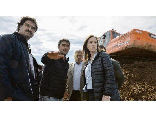 Desembarco. Vidal, en su recorrida ayer por General Villegas, junto al ministro Sarquis. También fue de la partida el subsecretario Silvosa.