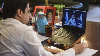 El ministro de Educaci&oacute;n nacional, Nicol&aacute;s Trotta, durante una videoconferencia este domingo con el gobernador de San Juan, Sergio U&ntilde;ac, y el titular de la cartera educativa provincial, Felipe de los R&iacute;os.