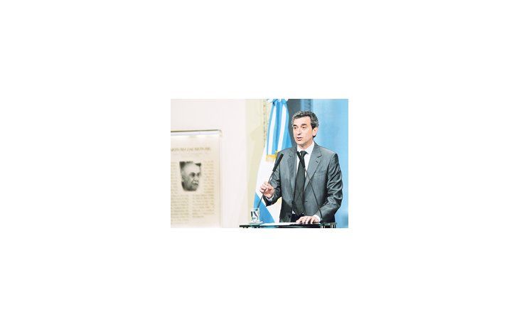 El ministro Florencio Randazzo al anunciar ayer la estatización del Sarmiento prometió igual decisión en las otras líneas si los concesionarios no cumplen contratos y pautas de funcionamiento.