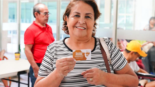 Quiénes son los adultos mayores que podrán solicitar la Tarjeta Dorada, la credencial similar a INAPAM con descuentos de hasta el 50 por ciento.