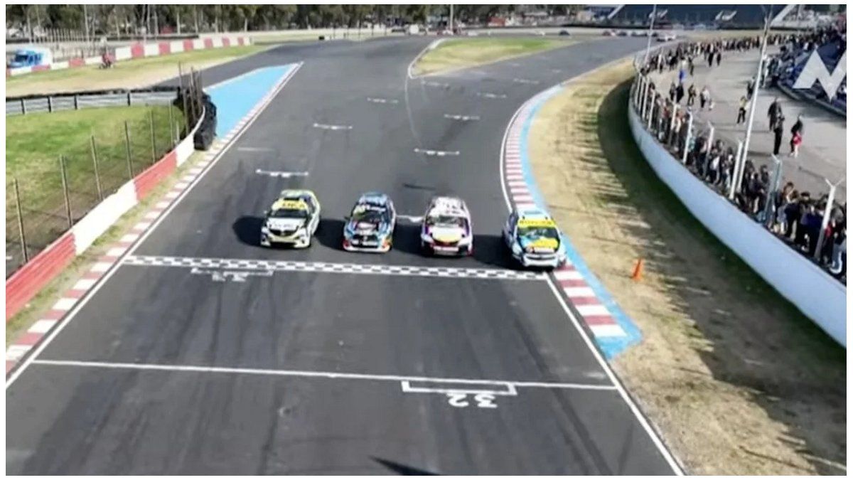 Nor in Hollywood: the historic definition in the TC track with four cars on the checkered flag