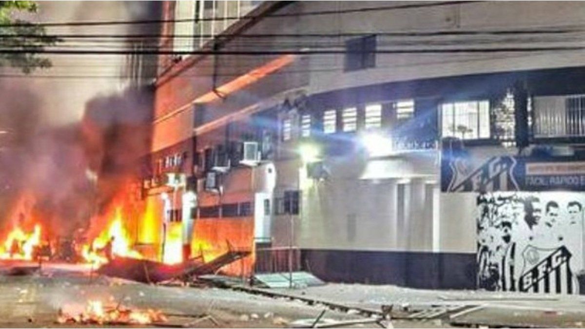 Video: Santos fans caused damage and set buses and cars on fire due to relegation