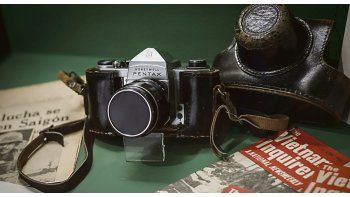 ámbito.com | Ignacio Ezcurra. Algunos de los objetos que llevaba el corresponsal de guerra muerto en Vietnam en 1968.