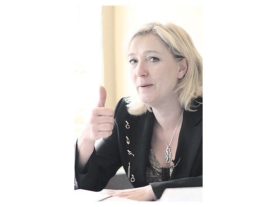 Marine Le Pen describió con crudeza el círculo vicioso de los problemas de competitividad de Francia, junto con otras proclamas de tono demagógico, nacionalista y xenófobo.