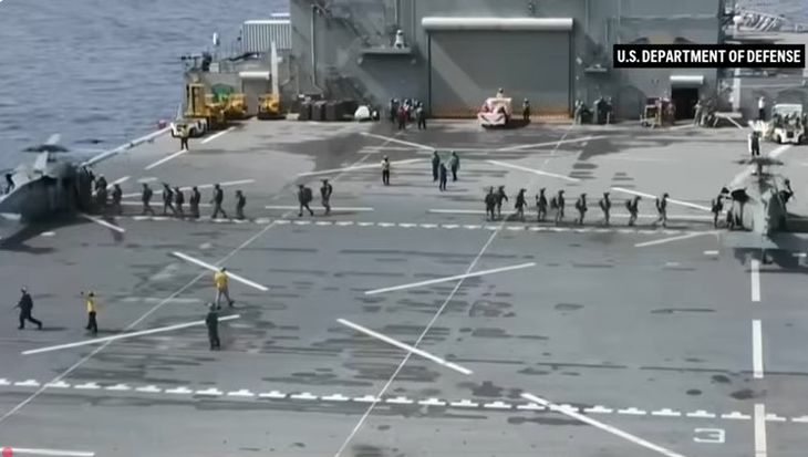 Las tropas norteamericanas preparándose para abordar el M/T Tifani, el segundo barco “tomado” desde que se inició el bloqueo. Las tropas norteamericanas preparándose para abordar el M/T Tifani, el segundo barco “tomado” desde que se inició el bloqueo.