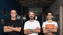 El Pipi Piazzolla Trío, integrado por Daniel “Pipi” Piazzolla en batería, Damián Fogiel en saxo y Lucio Balduini en guitarra, presenta su nuevo álbum Apocalipsis.&nbsp;