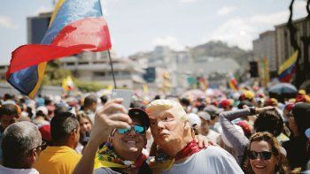 RESPALDO. Un manifestante posa con una máscara de Donald Trump en Caracas.&nbsp;