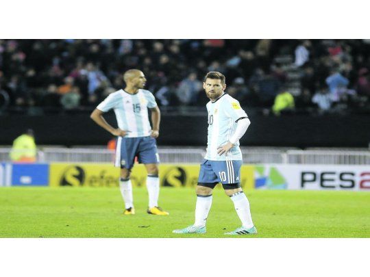 preocupados. El empate con Venezuela comprometió la clasificación al Mundial y por eso salió la idea de jugar en Boca para darle más “calor popular al equipo”.