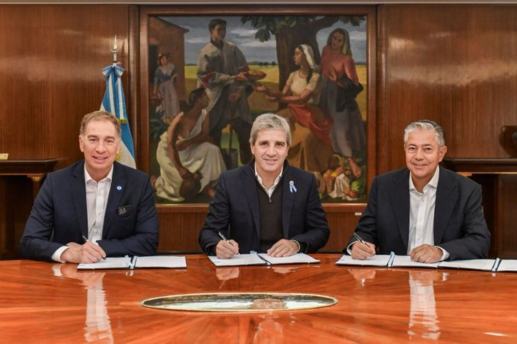 Diego Santilli, Rolando Figueroa y Luis Caputo se reunieron en el Ministerio de Economía. Diego Santilli, Rolando Figueroa y Luis Caputo se reunieron en el Ministerio de Economía.