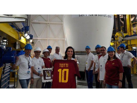La camiseta de Totti mandada al espacio.