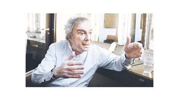 En sus más de 60 años de carrera, Alfredo Alcón recorrió todos los medios, desde el radioteatro, el cine, la  TV, el disco y hasta la “voz en off”, pero su alma estuvo siempre en el teatro.