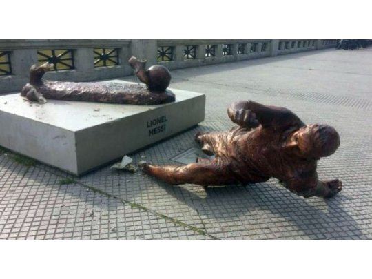 Así quedó la estatua de Messi en el Paseo de la Gloria.