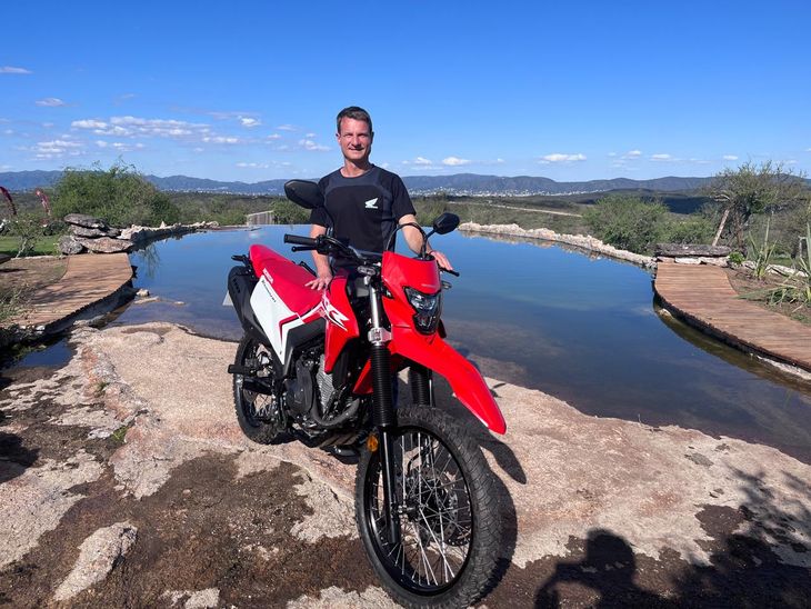 Alejandro Módica, Gerente Comercial de Honda Motos Argentina, junto a la nueva XR300L Tornado.