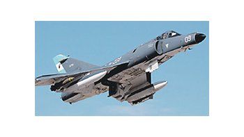 ámbito.com | Super Etendard de la Fuerza Aérea. Estos aviones que participaron en la Guerra de Malvinas, como las fragatas Meko, esperan un acuerdo con Francia para su actualización.