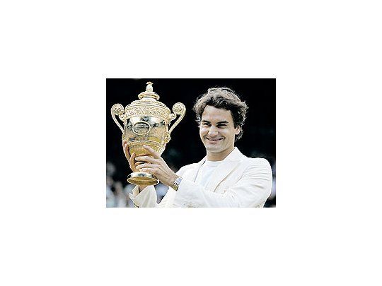 Roger Federer, otra vez con el trofeo en su poder. El suizo ganó su cuarto título consecutivoen Wimbledon.