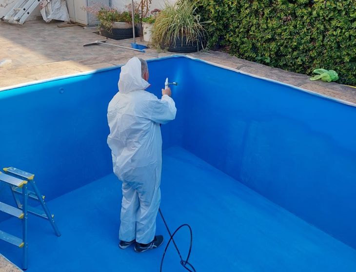 Pintura de una piscina con equipos especiales para renovar su superficie antes del inicio de la temporada de verano (Foto: SuiColor) Pintura de una piscina con equipos especiales para renovar su superficie antes del inicio de la temporada de verano (Foto: SuiColor)
