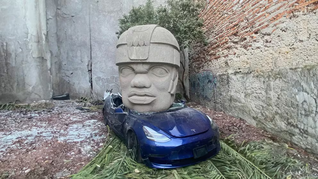 Un Tesla aplstado por una cabeza Olmeca, la imagen que impacta en México.